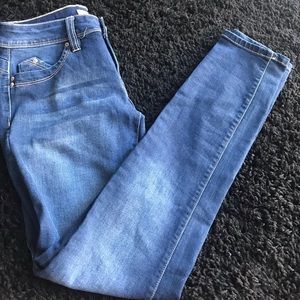 🌼 SIZE 9 MID WAIST JEANS